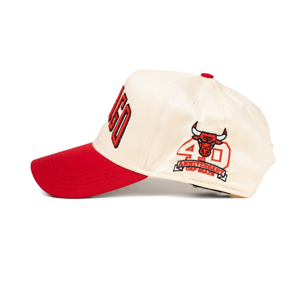 Chicago Premium Snapback in Off White/Red